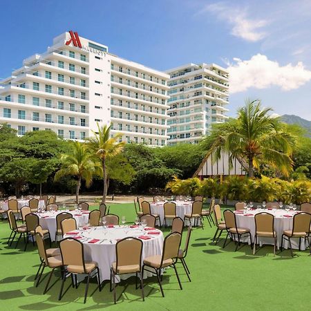 산타 마르타 메리어트 리조트 플라야 도르미다 산타마르타 외부 사진 The lawn at the hotel