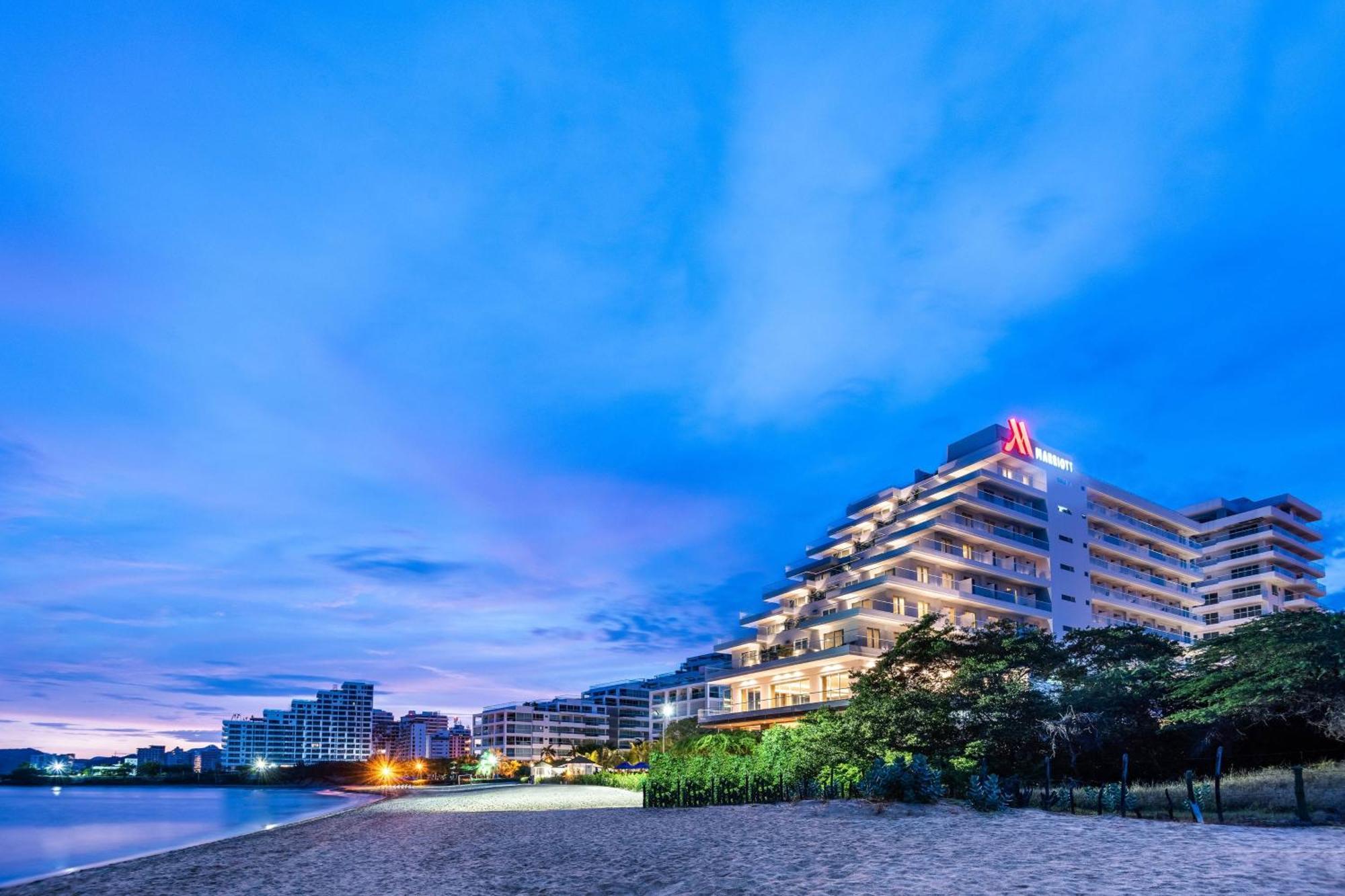 산타 마르타 메리어트 리조트 플라야 도르미다 산타마르타 외부 사진 The hotel at night