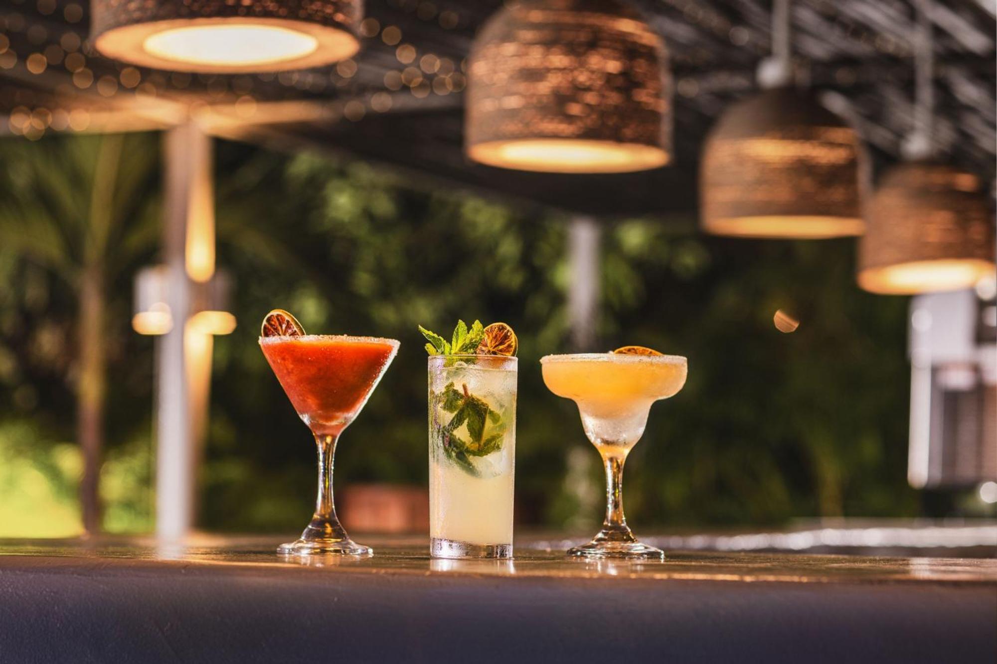 산타 마르타 메리어트 리조트 플라야 도르미다 산타마르타 외부 사진 Cocktails at the bar