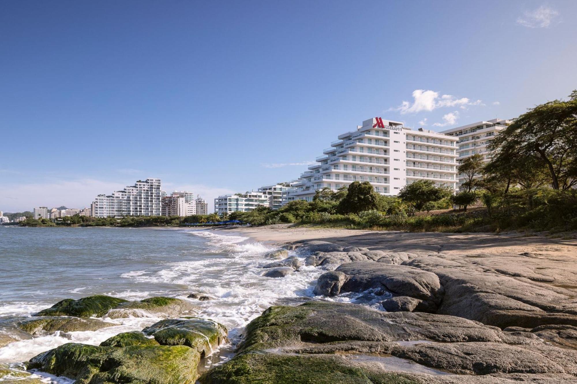 산타 마르타 메리어트 리조트 플라야 도르미다 산타마르타 외부 사진 The hotel from the beach