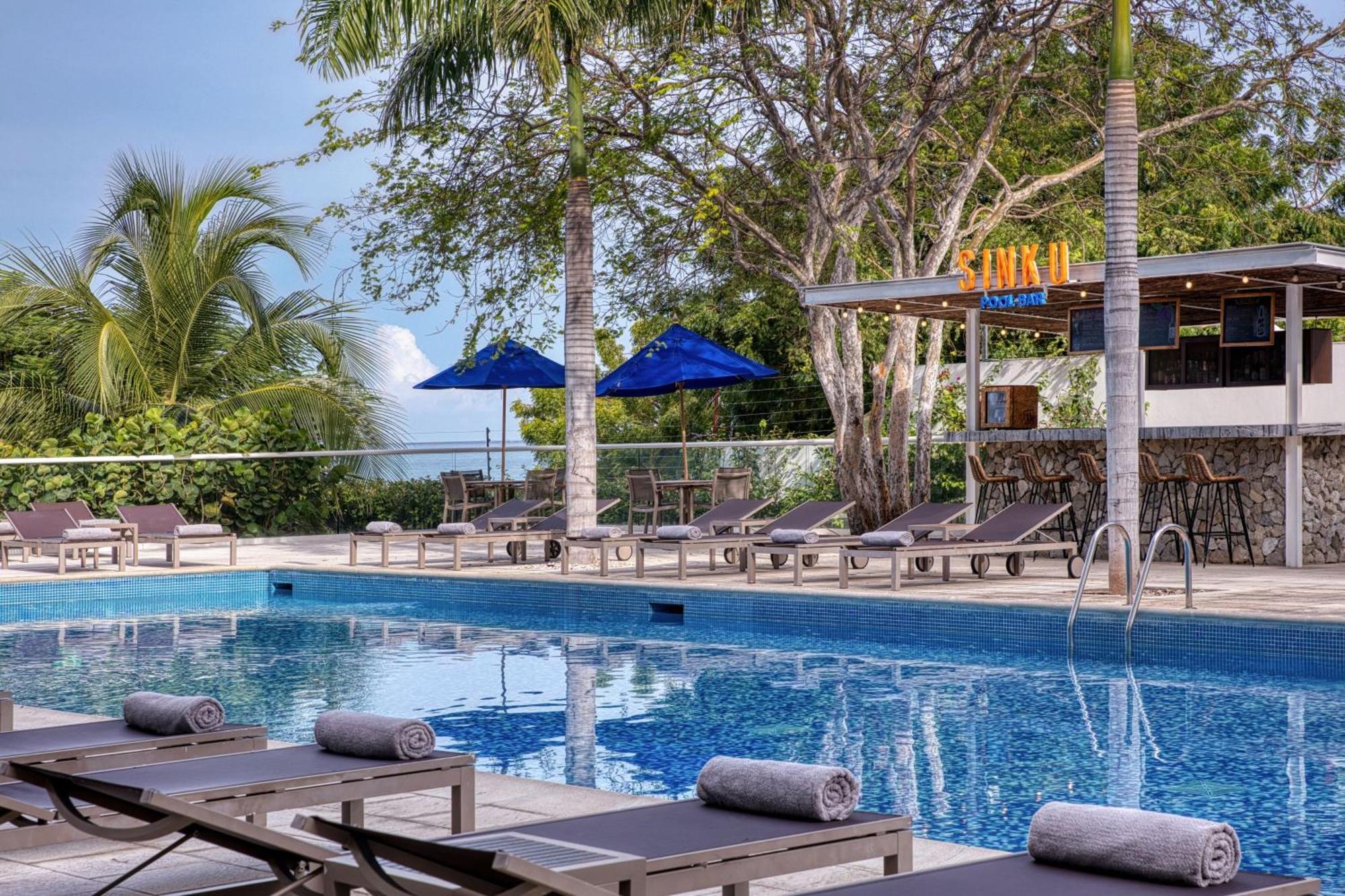 산타 마르타 메리어트 리조트 플라야 도르미다 산타마르타 외부 사진 The swimming pool at the hotel
