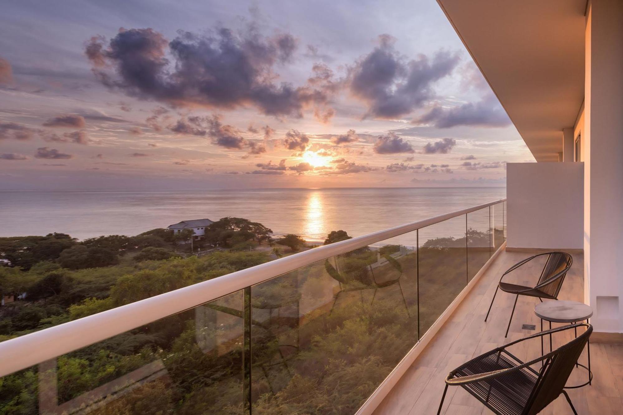 산타 마르타 메리어트 리조트 플라야 도르미다 산타마르타 외부 사진 Sunset view from a balcony