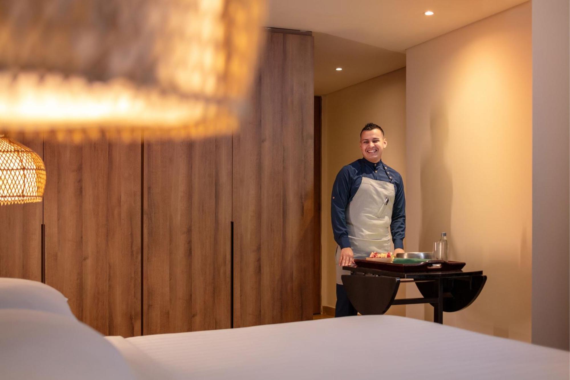 산타 마르타 메리어트 리조트 플라야 도르미다 산타마르타 외부 사진 A butler at the Mandarin Oriental, Munich