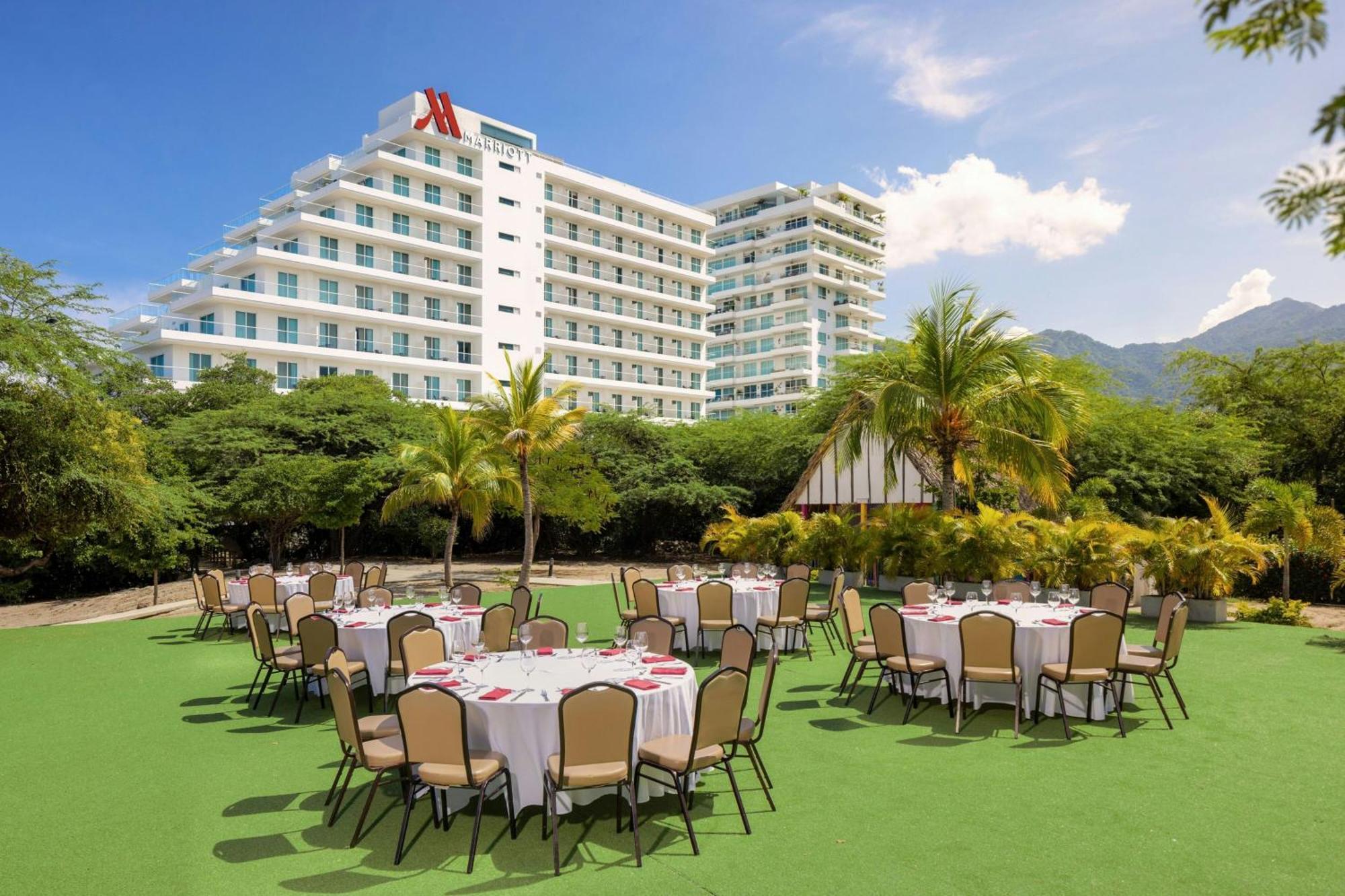 산타 마르타 메리어트 리조트 플라야 도르미다 산타마르타 외부 사진 The lawn at the hotel