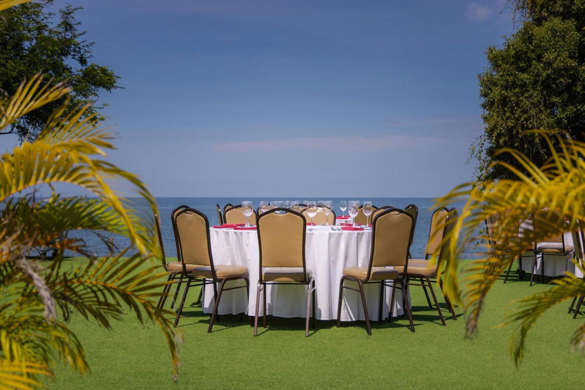 산타 마르타 메리어트 리조트 플라야 도르미다 산타마르타 외부 사진 The lawn at the hotel