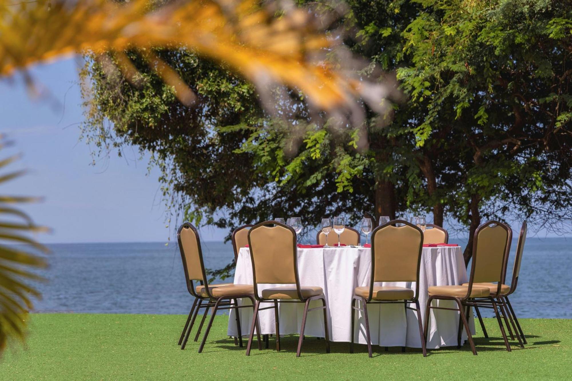 산타 마르타 메리어트 리조트 플라야 도르미다 산타마르타 외부 사진 The lawn at the hotel